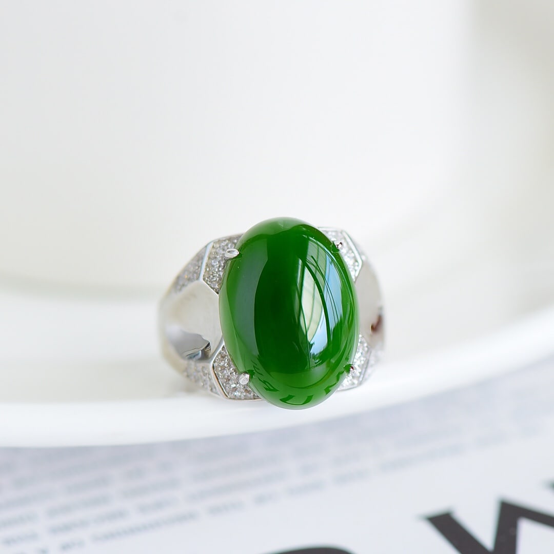An Exquisite Sterling Silver Inlaid Jasper Ring,Inlaid Diamond: An Exquisite Sterling Silver Inlaid Jasper Ring,Inlaid Diamond,Size:0.5inx0.7in 纯银镶碧玉戒指,嵌钻石