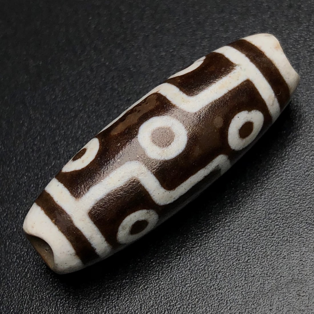 An Exquisite Dzi Bead Pendant: An Exquisite Dzi Bead Pendant,Size:1.6inx0.6in,Weight:11.2g 天珠挂件