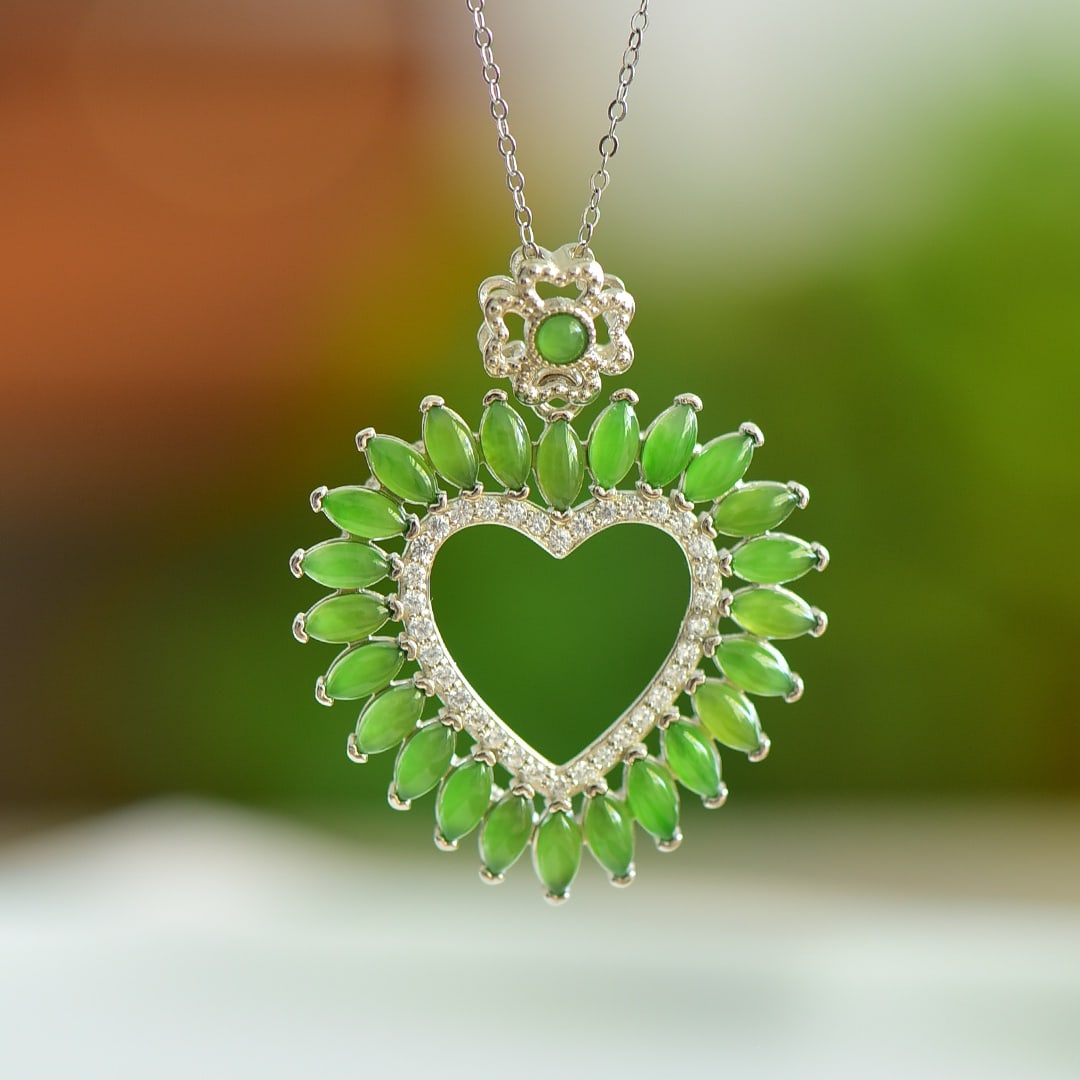 An Exquisite Sterling Silver Inlaid Jasper Pendant,Inlaid Diamond: An Exquisite Sterling Silver Inlaid Jasper Pendant,Inlaid Diamond 纯银镶碧玉项链,嵌钻石