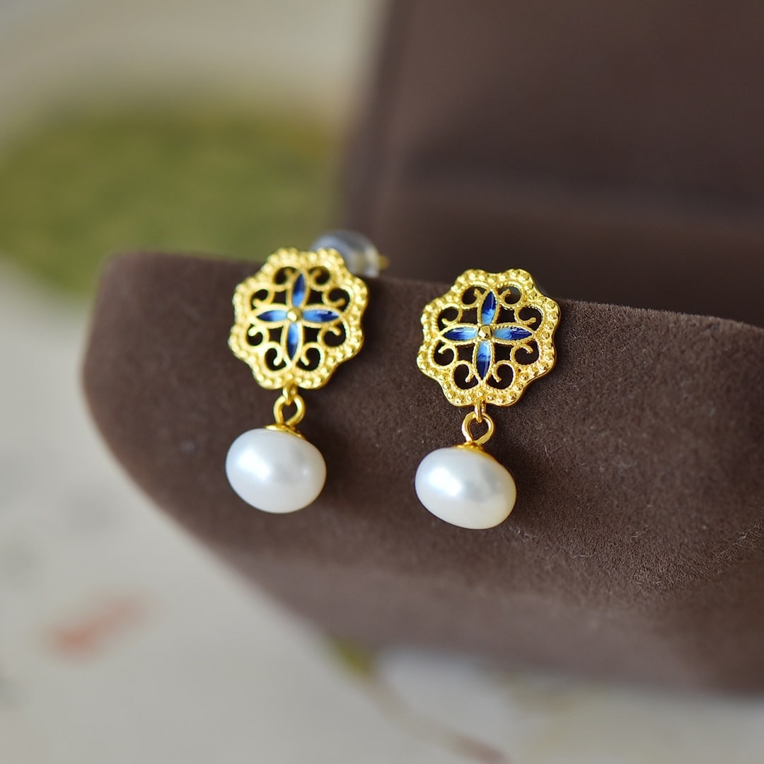 A Pair of Exquisite Sterling Silver-Gold Plated Inlaid Pearl Earrings: A Pair of Exquisite Sterling Silver-Gold Plated Inlaid Pearl Earrings,Size:0.3inx0.3in 一对纯银镀金镶珍珠耳环