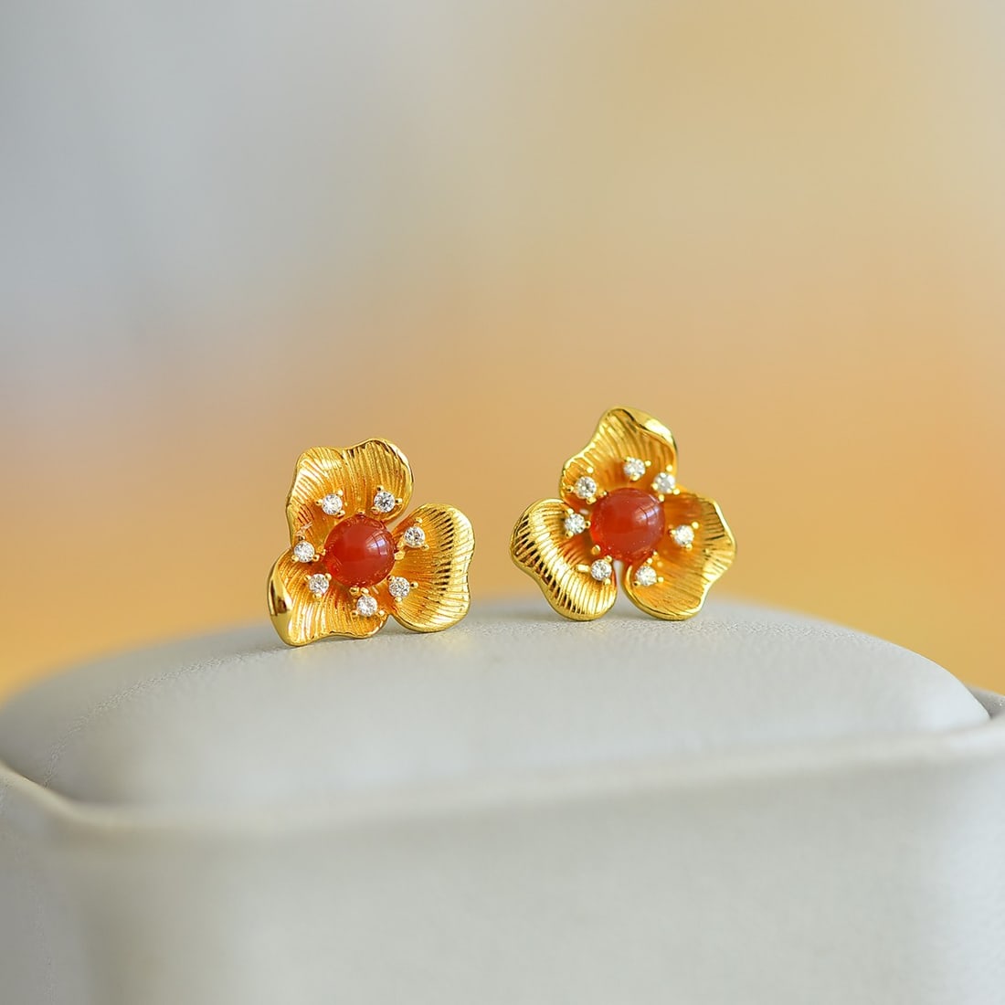 A Pair of Exquisite Sterling Silver-Gold Plated Inlaid Red Agate Earrings,Inlaid Diamond: A Pair of Exquisite Sterling Silver-Gold Plated Inlaid Red Agate Earrings,Inlaid Diamond,Size:0.2inx0.2in