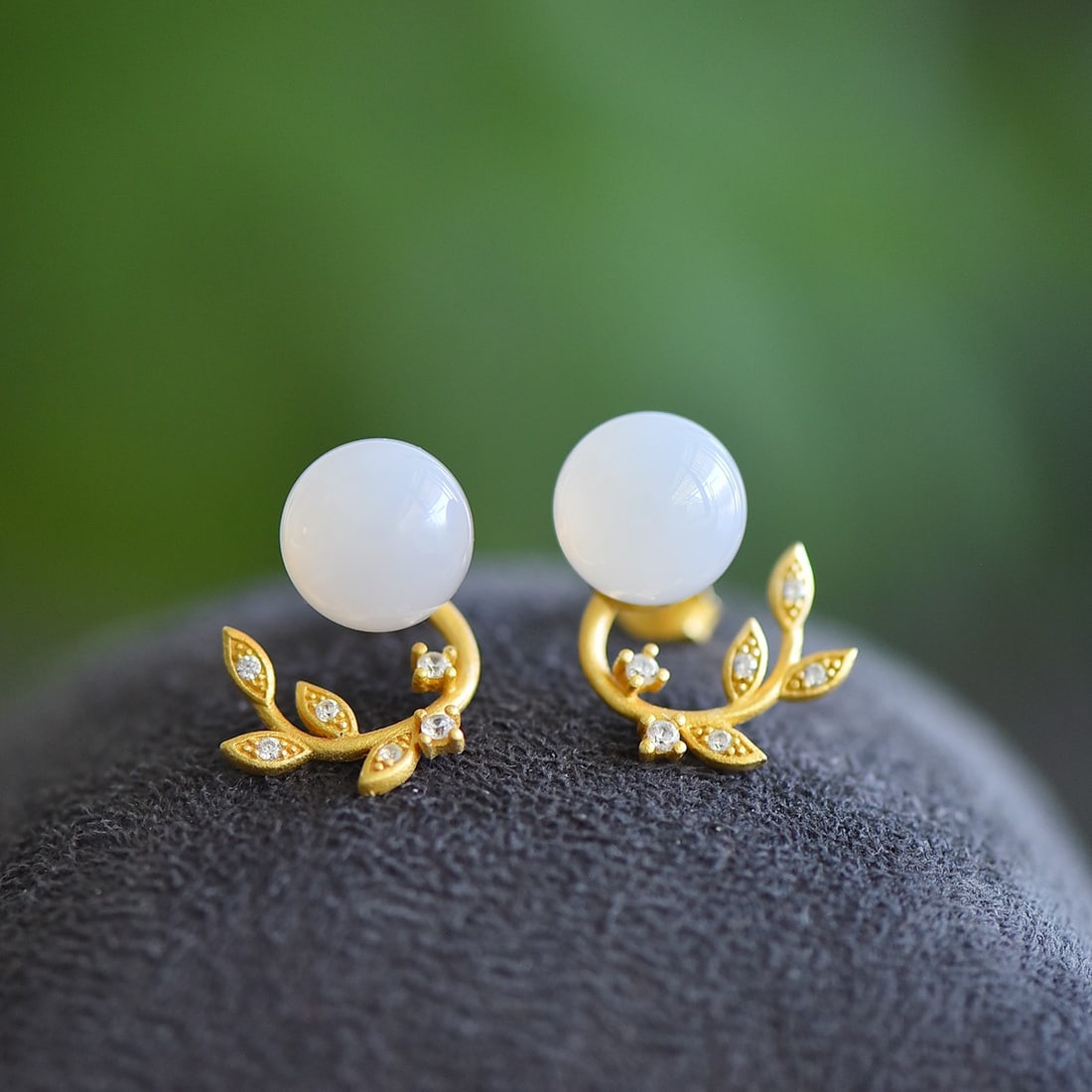 A Pair of Exquisite Sterling Silver-Gold Plated Inlaid White Agate Earrings,Inlaid Diamond: A Pair of Exquisite Sterling Silver-Gold Plated Inlaid White Agate Earrings,Inlaid Diamond,Size:0.4inx0.4in 一对纯银镀金镶白玛瑙耳&