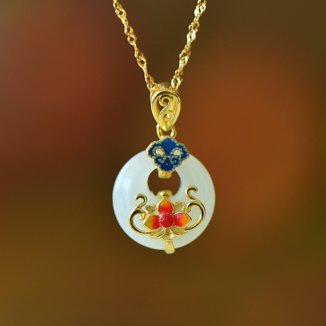 An Exquisite Sterling Silver-Gold Plated Inlaid White Jade Pendant: An Exquisite Sterling Silver-Gold Plated Inlaid White Jade Pendant,Size:0.6inx0.6in 纯银镀金镶白玉吊坠
