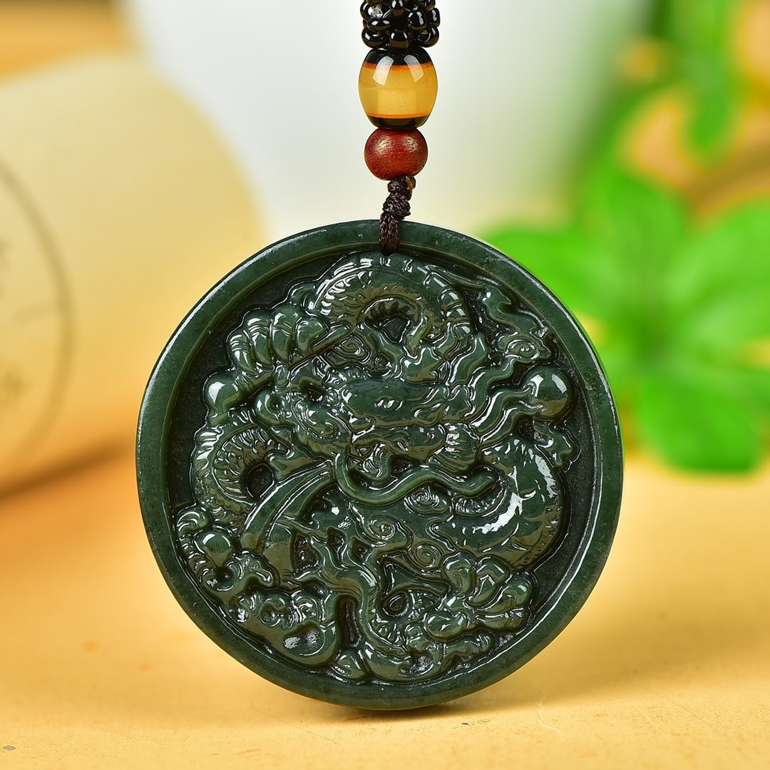 An Exquisite Sapphire Dragon Pattern Pendant: An Exquisite Sapphire Dragon Pattern Pendant,Size:2inx2in 寓意: 寓意吉祥 招财辟邪 保平安 青玉龙纹&
