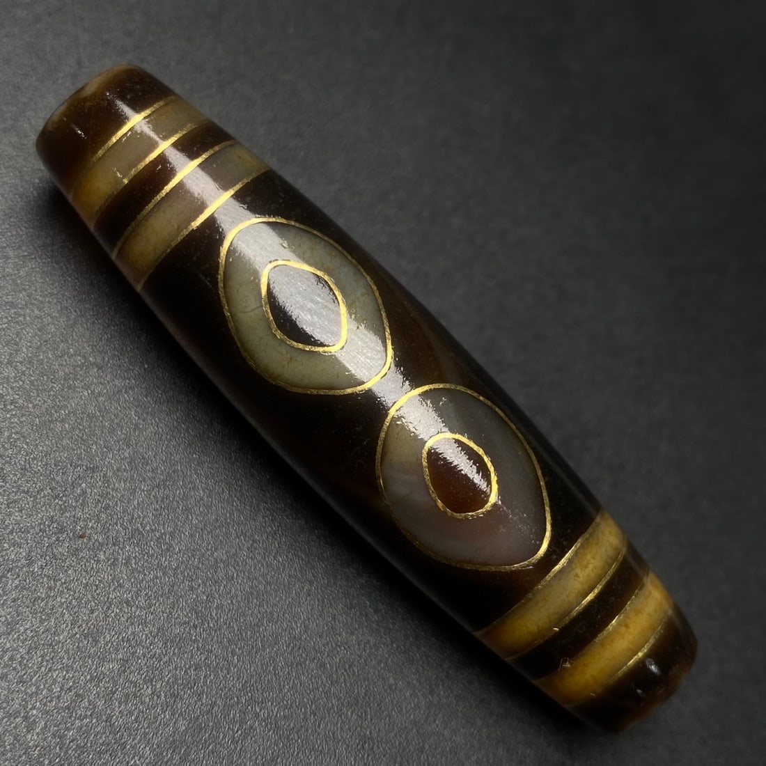 An Exquisite Dzi Bead Inlaid Gold Pendant: An Exquisite Dzi Bead Inlaid Gold Pendant,Size:2.3inx0.6in,Weight:19.5g 天珠嵌金挂件