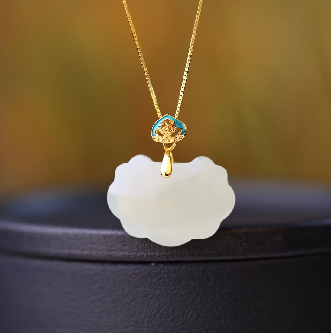 An Exquisite Sterling Silver-Gold Plated Inlaid White Jade Pendant: An Exquisite Sterling Silver-Gold Plated Inlaid White Jade Pendant,Size:0.7inx0.9in 纯银镀金镶白玉吊坠