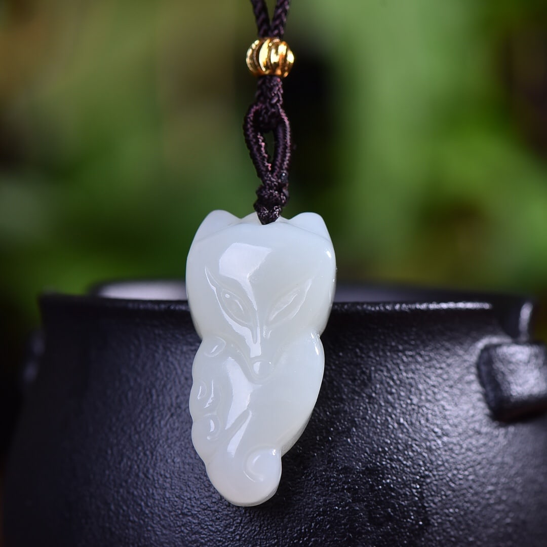 An Exquisite White Jade Fox Pendant: An Exquisite White Jade Fox Pendant,Size:1.2inx0.6in (寓意)爱情之花 保护神狐狸 爱情之神