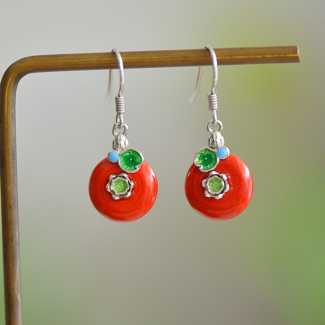 A Pair of Exquisite Sterling Silver Inlaid Cinnabar Earrings: A Pair of Exquisite Sterling Silver Inlaid Cinnabar Earrings,Size:0.5inx0.5in 寓意:和和美美,平安幸福 一对纯银镶