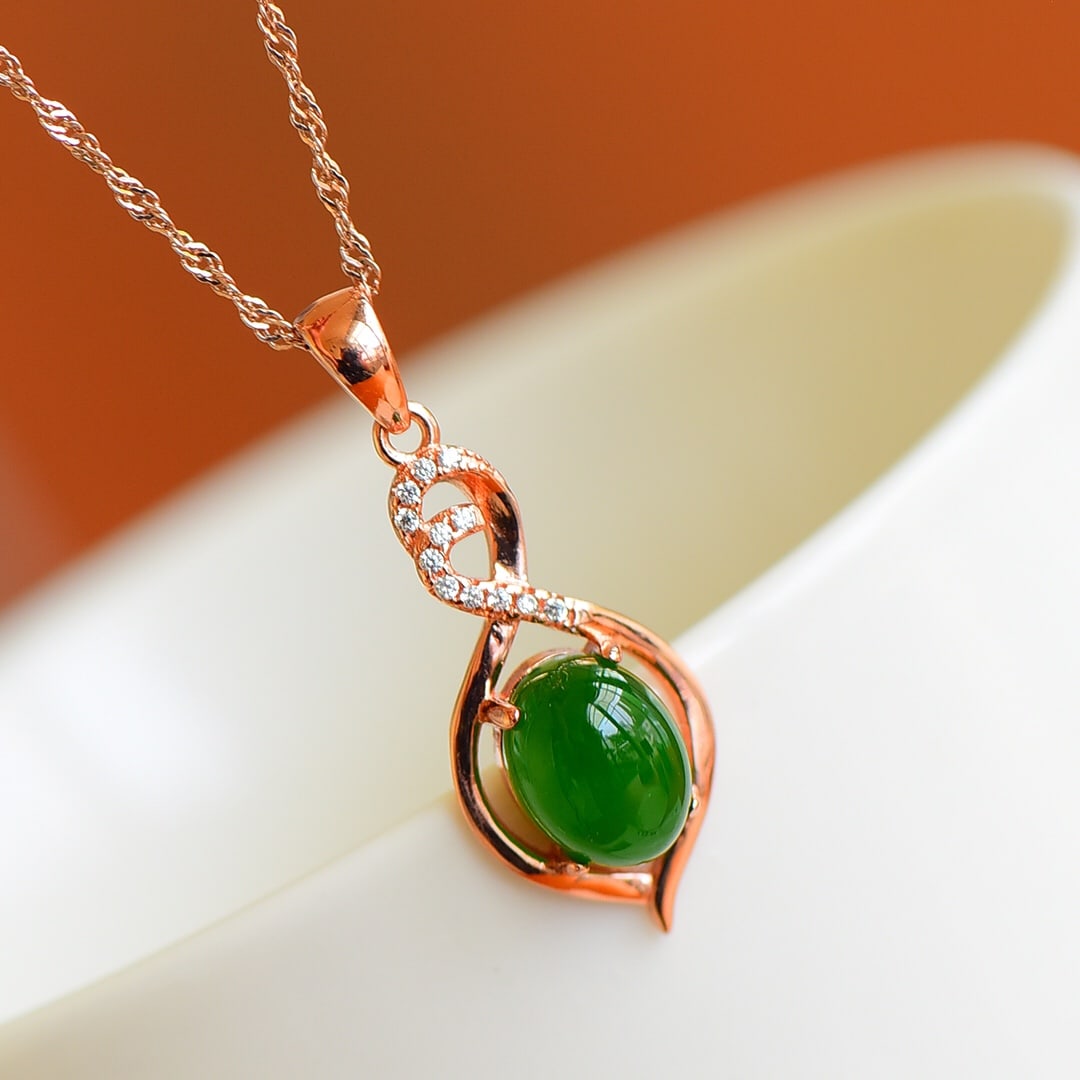 An Exquisite Sterling Silver-Gold Plated Inlaid Jasper Pendant,Inlaid Diamond: An Exquisite Sterling Silver-Gold Plated Inlaid Jasper Pendant,Inlaid Diamond,Size:0.3inx0.4in 纯银镀金镶碧玉项链,嵌钻石