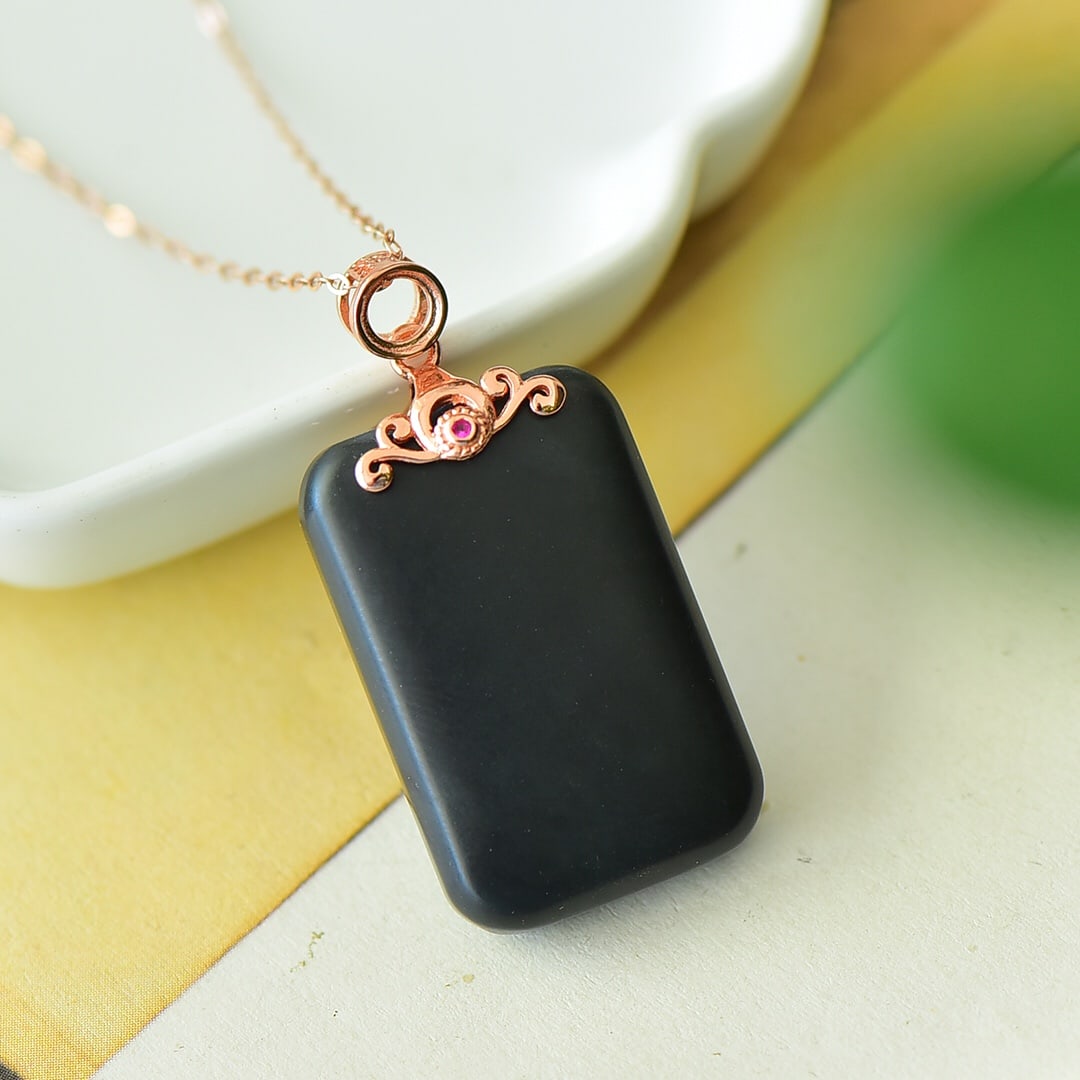 An Exquisite Sterling Silver Inlaid Black Jade Necklace: An Exquisite Sterling Silver Inlaid Black Jade Necklace,Size:0.7inx1.5in 纯银镶墨玉项链