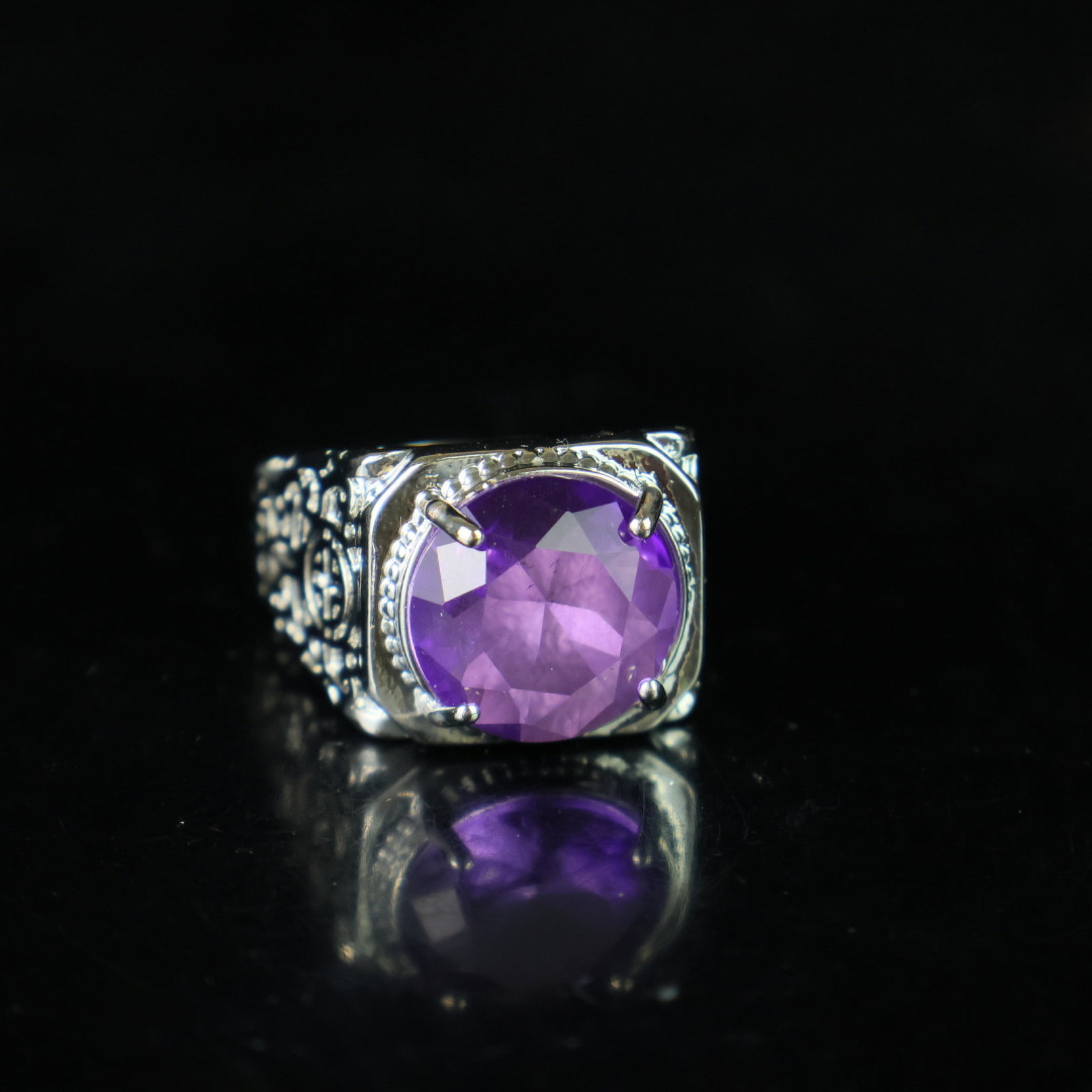 An Exquisite Ring: An Exquisite Ring,Size:0.6inx0.5in 一个精美的戒指