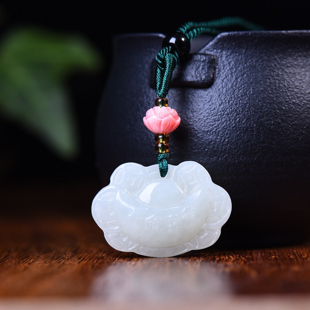 An Exquisite White Jade Sycee Pattern Pendant: An Exquisite White Jade Sycee Pattern Pendant,Size:0.9inx1.2inx0.3in (寓意)长命富贵锁������ 寓意吉