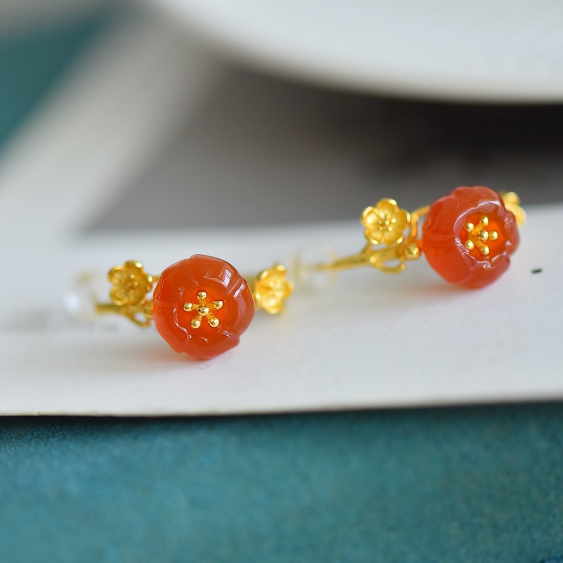 A Pair of Exquisite Sterling Silver-Gold Plated Inlaid Agate Earrings: A Pair of Exquisite Sterling Silver-Gold Plated Inlaid Agate Earrings,Size:0.4inx0.4in 一对纯银镀金镶玛瑙耳环