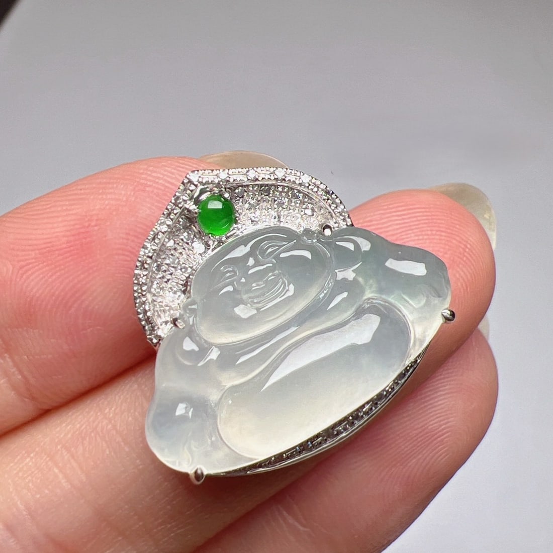 An Exquisite 18k Gold Diamond Inlaid Jadeite Pendant: An Exquisite 18k Gold Diamond Inlaid Jadeite Pendant,Size:0.8inx0.9inx0.4in 18k金钻石镶嵌翡翠吊坠