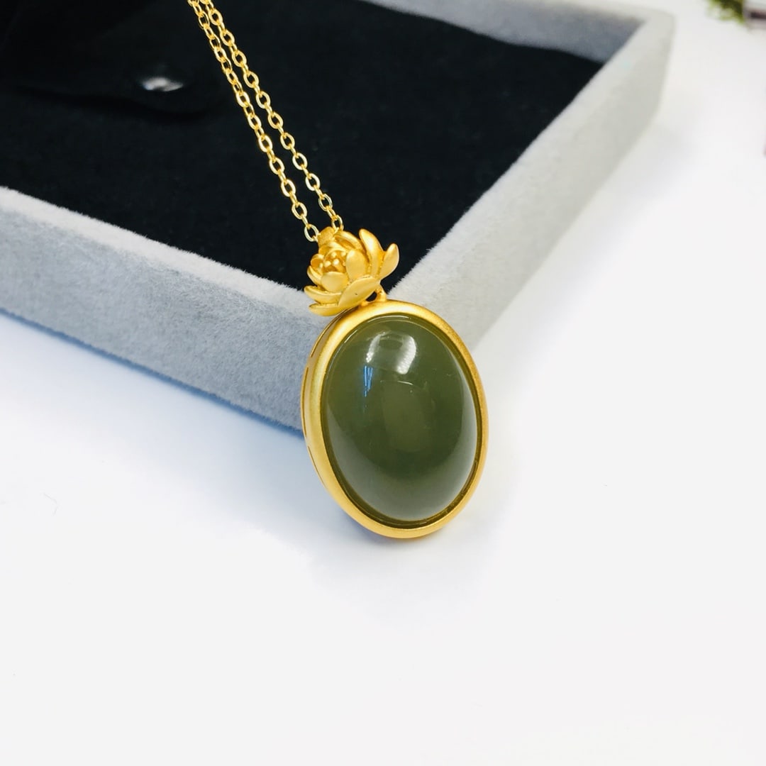 An Exquisite Sterling Silver-Gold Plated Inlaid Jasper Pendant: An Exquisite Sterling Silver-Gold Plated Inlaid Jasper Pendant,Size:0.6inx0.8in 纯银镀金镶碧玉吊坠