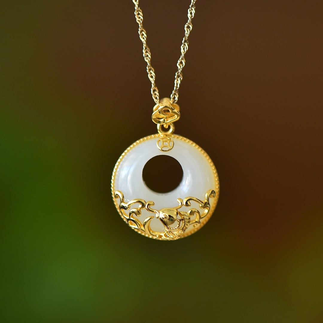 An Exquisite Sterling Silver-Gold Plated Inlaid White Jade Pendant: An Exquisite Sterling Silver-Gold Plated Inlaid White Jade Pendant,Size:0.8inx0.8in 纯银镀金镶白玉吊坠
