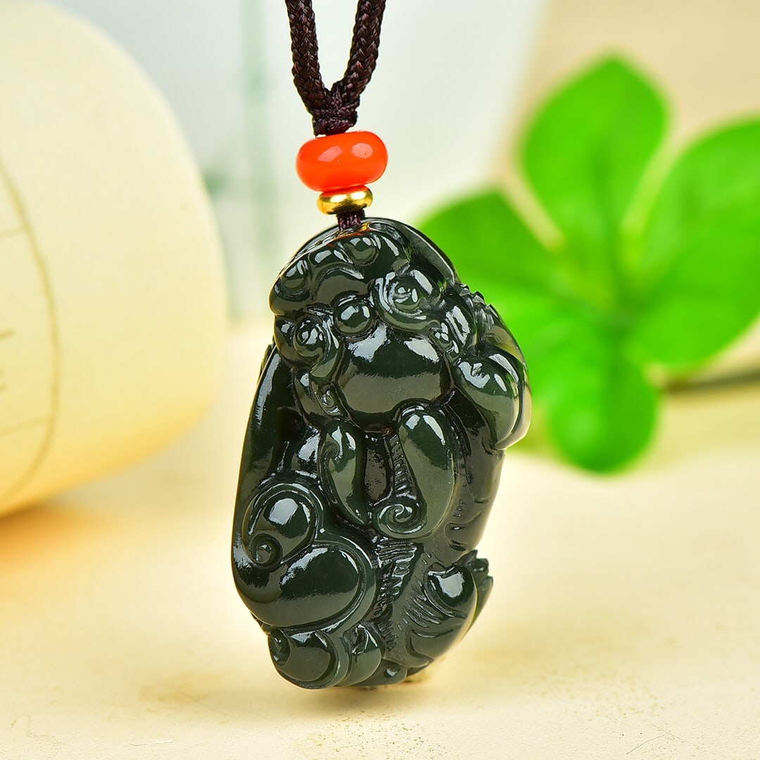 An Exquisite Sapphire Auspicious Beast Pendant: An Exquisite Sapphire Auspicious Beast Pendant,Size:1inx1.6in 寓意: 天地守护 吉祥如意 辟邪护佑 青玉ĩ