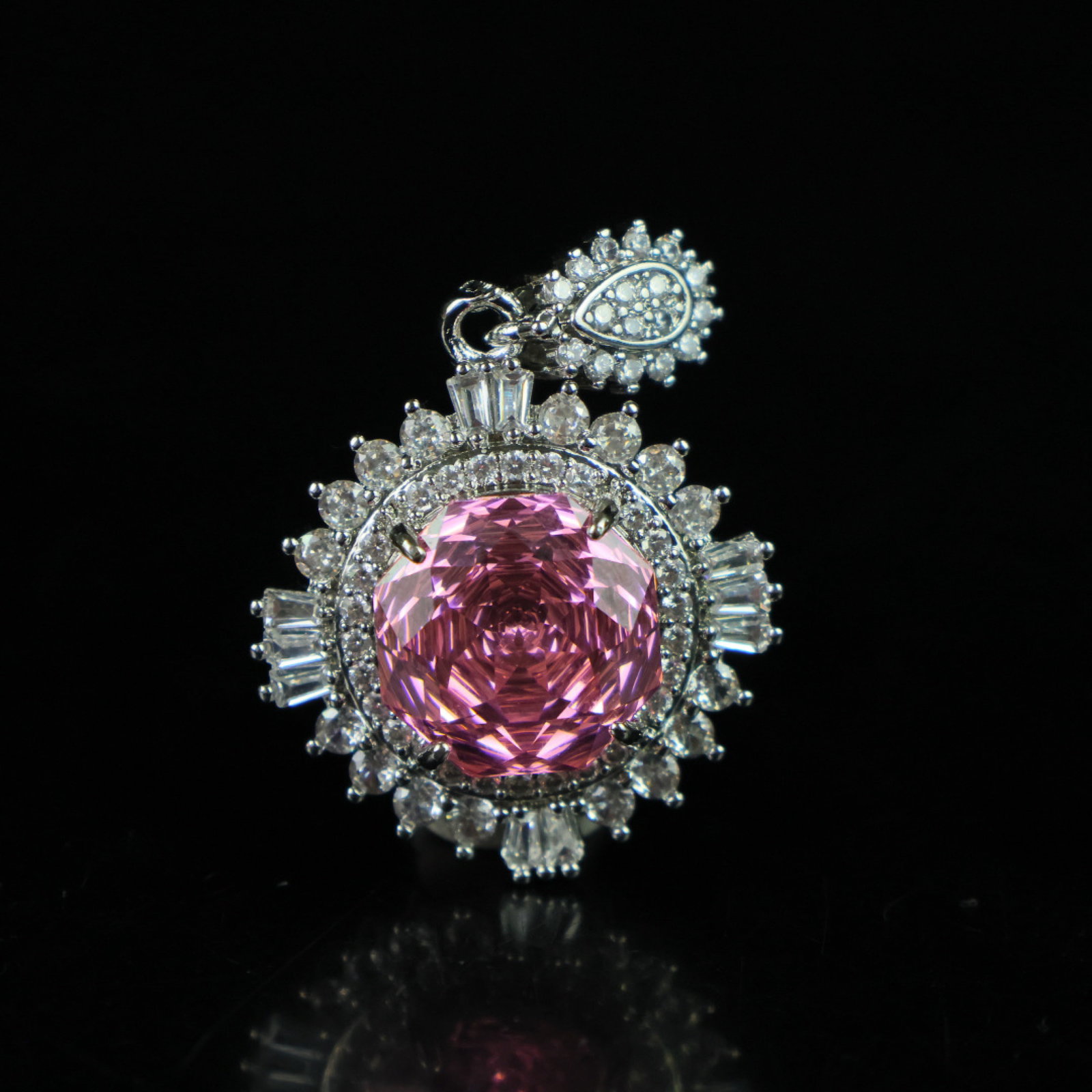 An Exquisite Pendant: An Exquisite Pendant,Size:0.6in 一个精美的吊坠