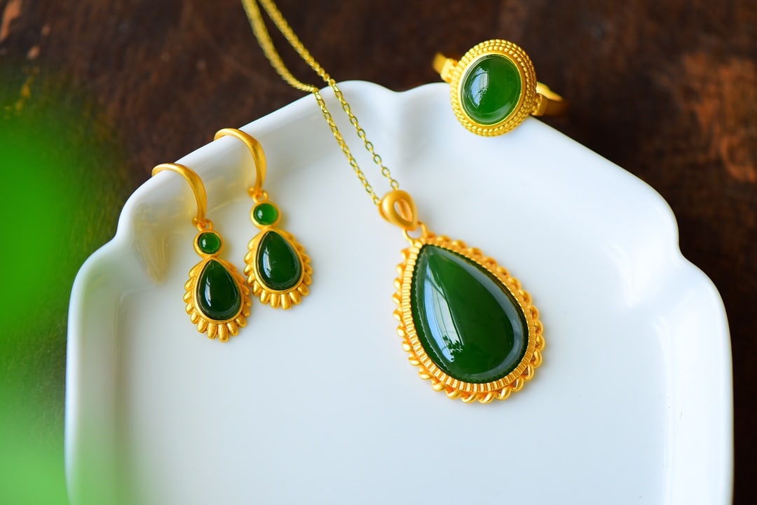 A Set of Fine Sterling Silver-Gold Plated Inlaid Jasper Jewelry: A Set of Fine Sterling Silver-Gold Plated Inlaid Jasper Jewelry,Size:(Necklace)0.8inx1.5in,(Ring)0.5inx0.2in,(Earring)0.4inx1.1in 一套纯银镀金镶碧஍