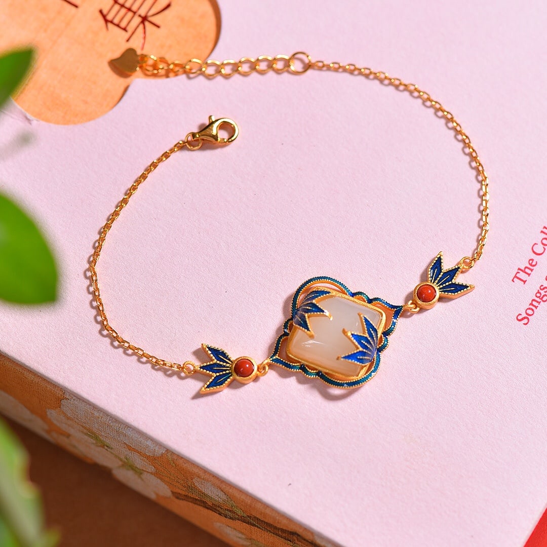 An Exquisite Sterling Silver-Gold Plated Inlaid White Jade Enamel Bracelet: An Exquisite Sterling Silver-Gold Plated Inlaid White Jade Enamel Bracelet,Size:0.5inx0.5in 纯银镀金镶白玉珐琅手链