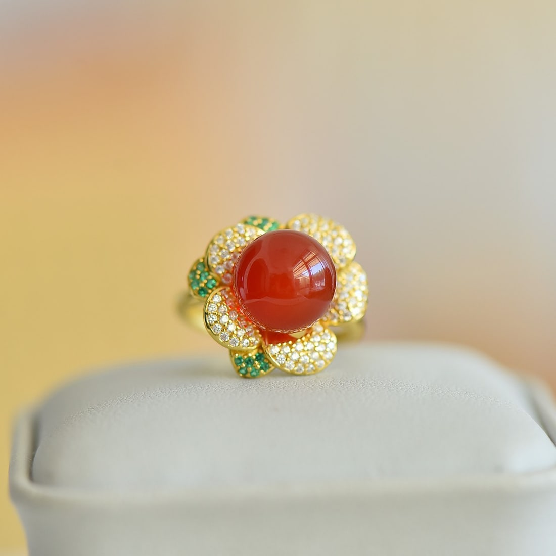 An Exquisite Sterling Silver-Gold Plated Inlaid Agate Ring,Inlaid Diamond: An Exquisite Sterling Silver-Gold Plated Inlaid Agate Ring,Inlaid Diamond,Size:0.4inx0.4in 纯银镀金镶玛瑙戒指,嵌钻石