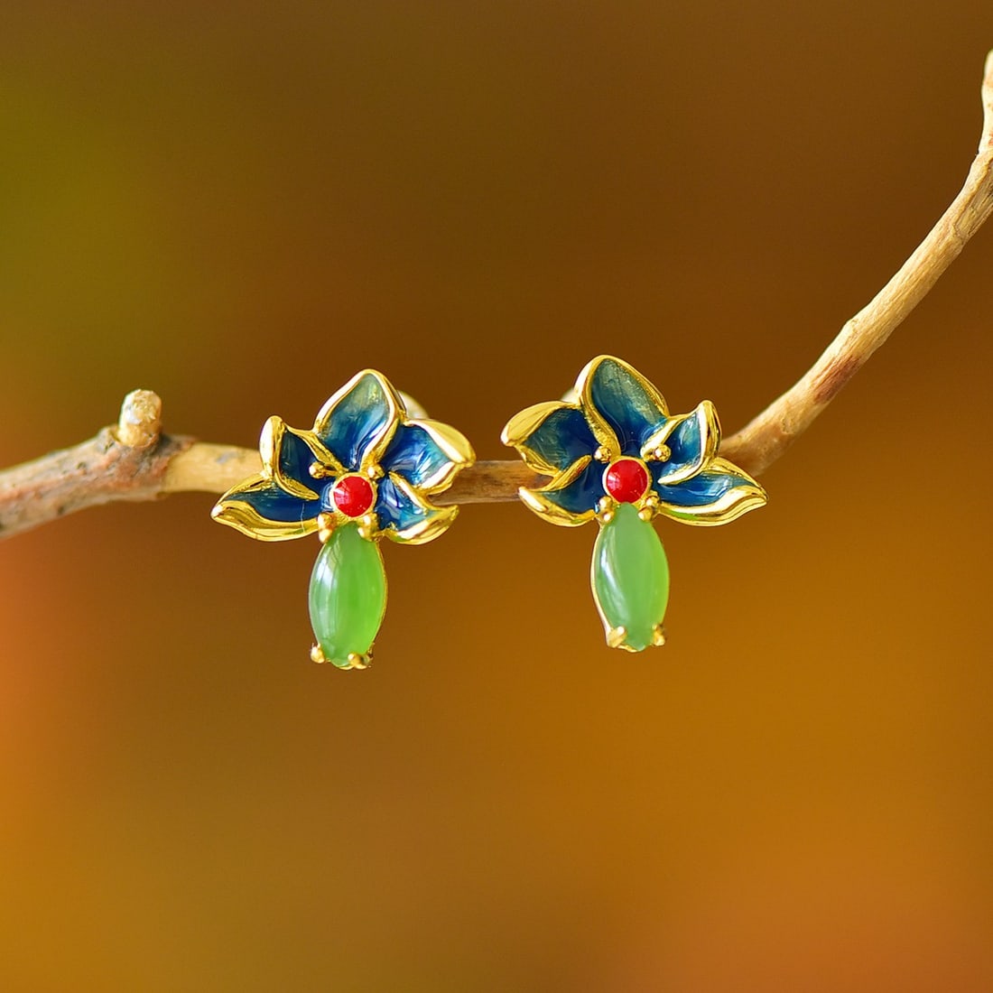 A Pair of Exquisite Sterling Silver Inlaid Jasper Flower Pattern Earrings: A Pair of Exquisite Sterling Silver Inlaid Jasper Flower Pattern Earrings,Size:0.2inx0.3in 一对纯银镶碧玉花卉纹耳环
