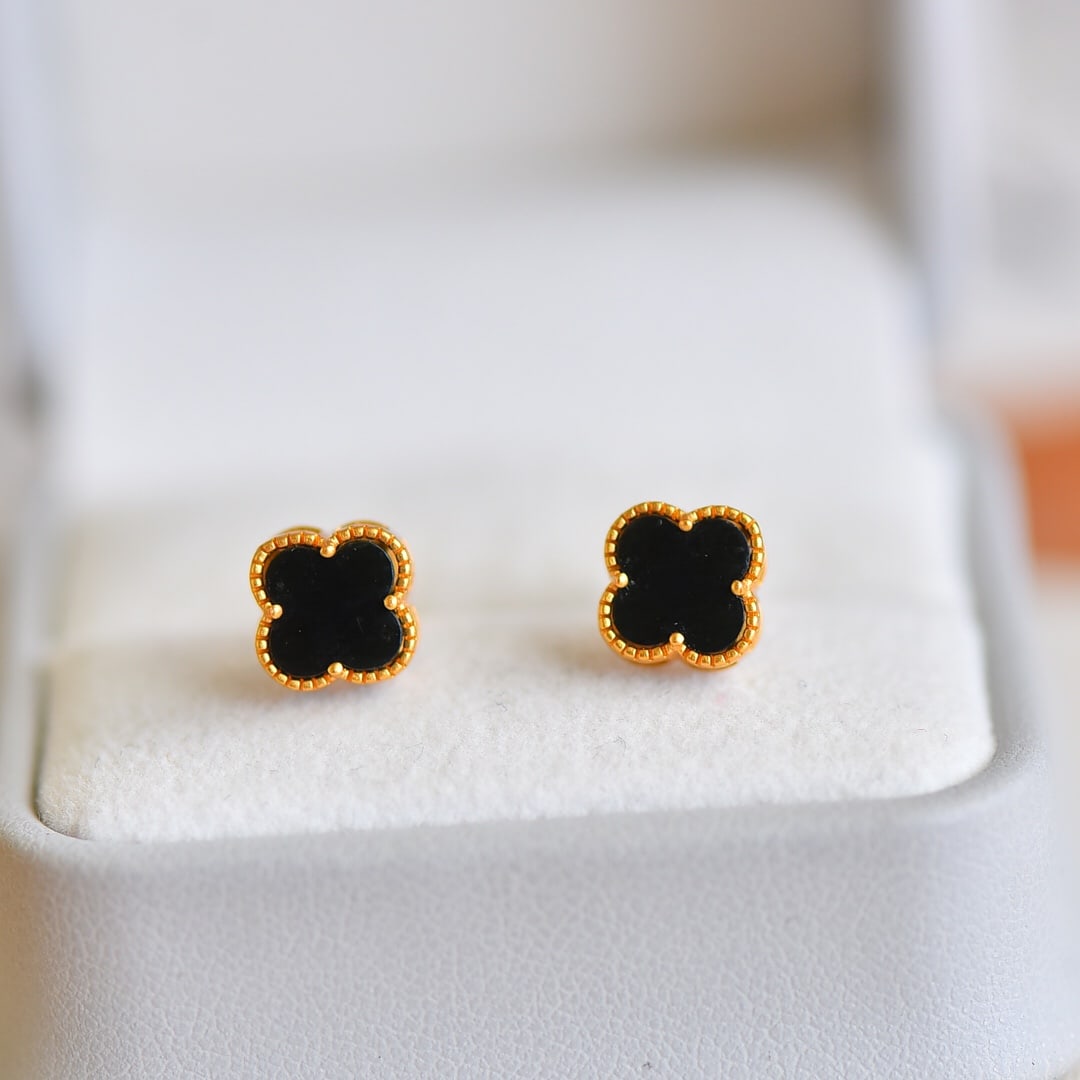 A Set of Fine Sterling Silver-Gold Plated Inlaid White Jade Jewelrys: A Set of Fine Sterling Silver-Gold Plated Inlaid White Jade Jewelrys,Size: 0.6inx0.6in,0.4inx0.4in,0.3inx0.3in 一套纯银镀金镶白玉首饰