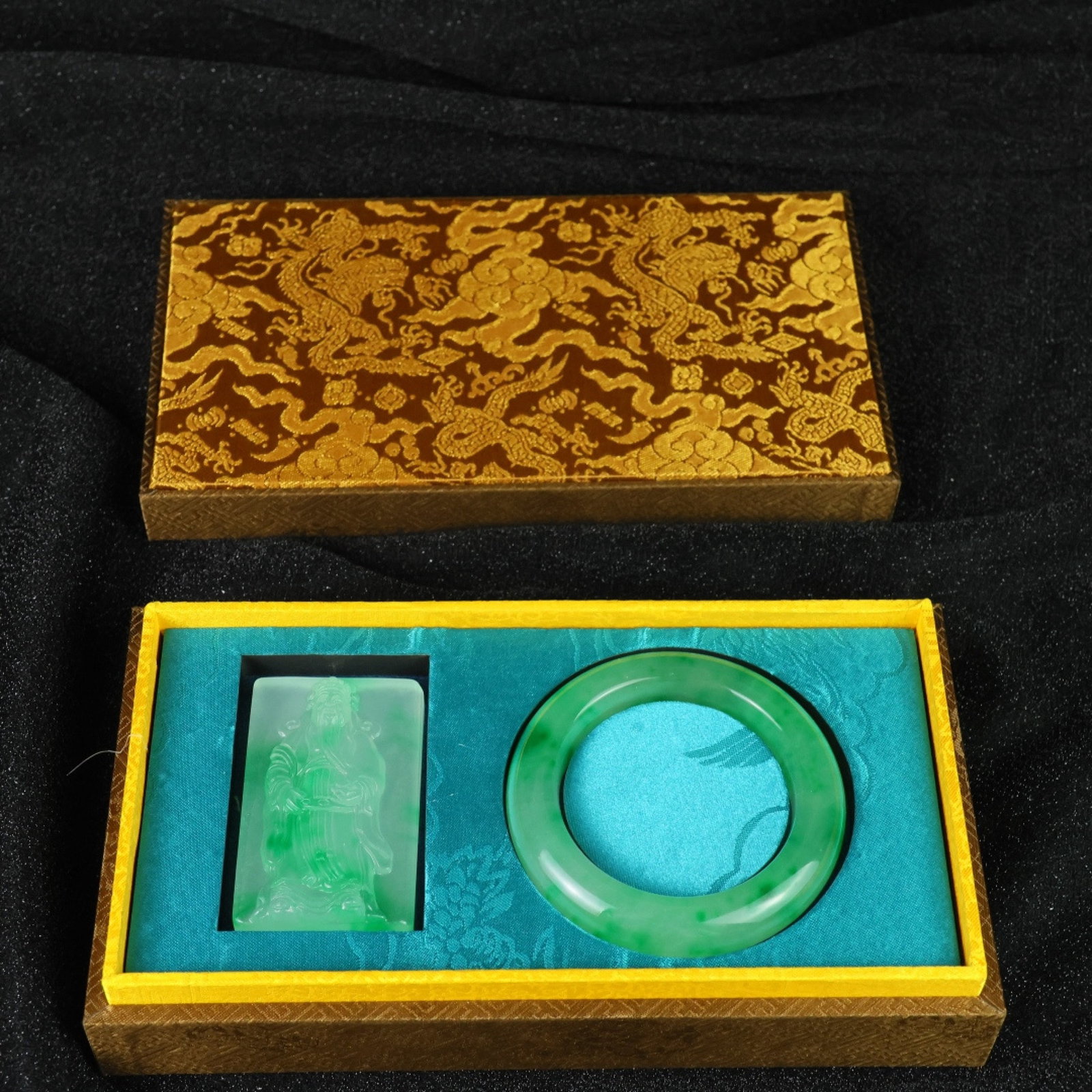 A Set of Fine Jewelry: A Set of Fine Jewelry 一套精美的首饰