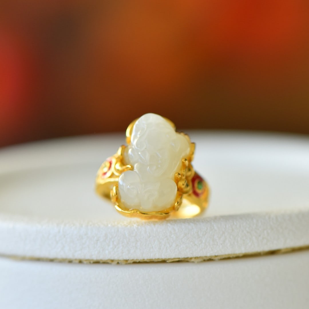 An Exquisite Sterling Silver-Gold Plated Inlaid White Jade Ring: An Exquisite Sterling Silver-Gold Plated Inlaid White Jade Ring,Size:0.4inx0.6in 纯银镀金镶白玉戒指