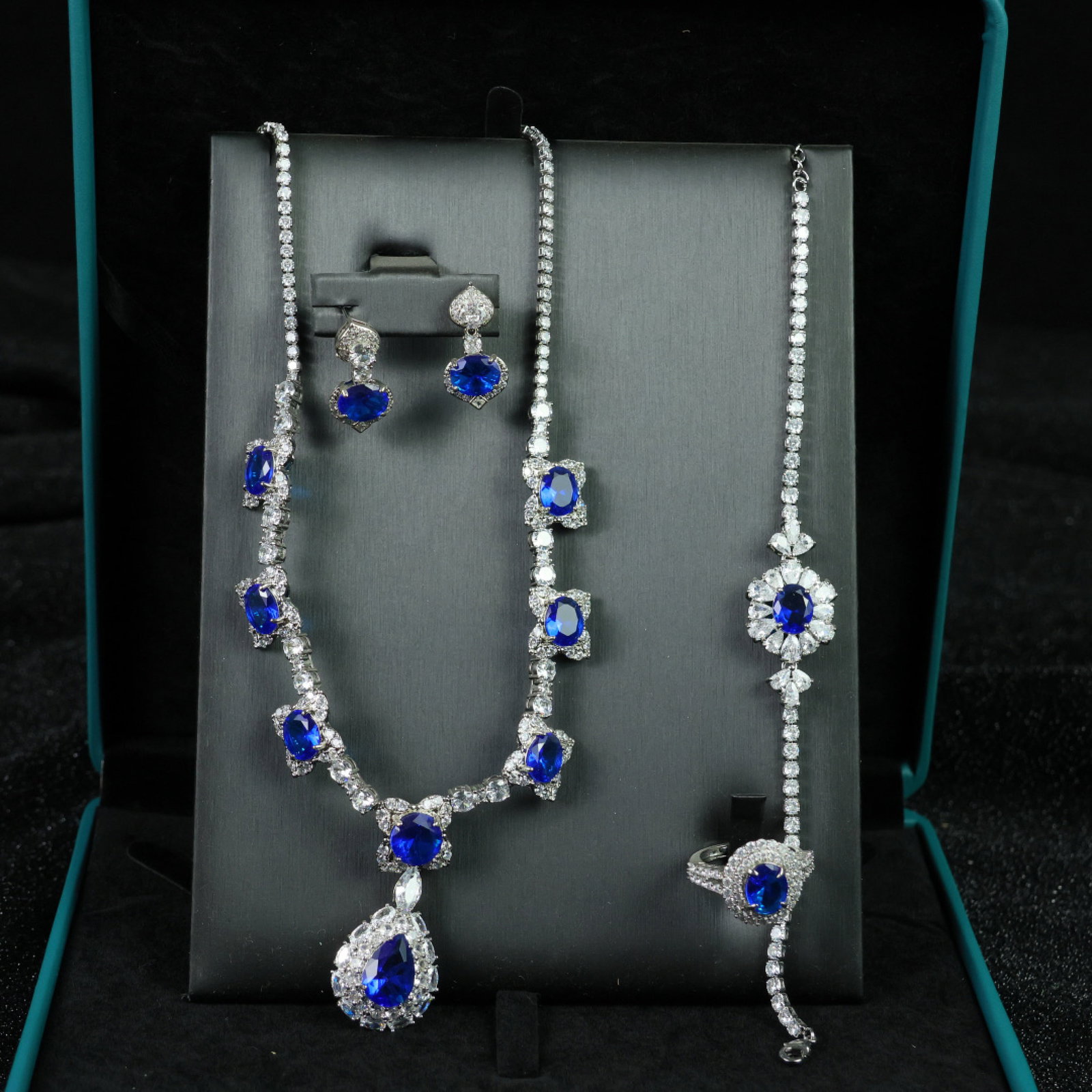 A Set of Fine Jewelry: A Set of Fine Jewelry 一套精美的首饰