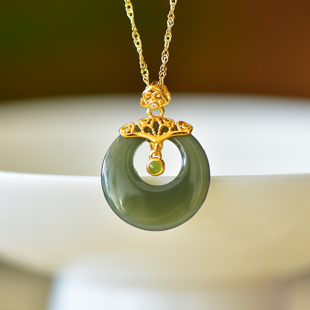 An Exquisite Sterling Silver-Gold Plated Inlaid Jasper Enamel Necklace: An Exquisite Sterling Silver-Gold Plated Inlaid Jasper Enamel Necklace,Size:0.8inx0.8in 纯银镀金镶碧玉珐琅项链