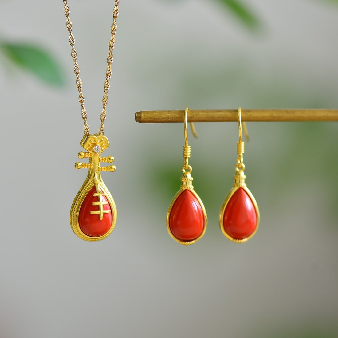A Set of Fine Sterling Silver-Gold Plated Inlaid Cinnabar Jewelrys: A Set of Fine Sterling Silver-Gold Plated Inlaid Cinnabar Jewelrys,Size:(Pendant)0.3inx0.5in,(Earrings)0.3inx0.5in 寓意:吉祥如意