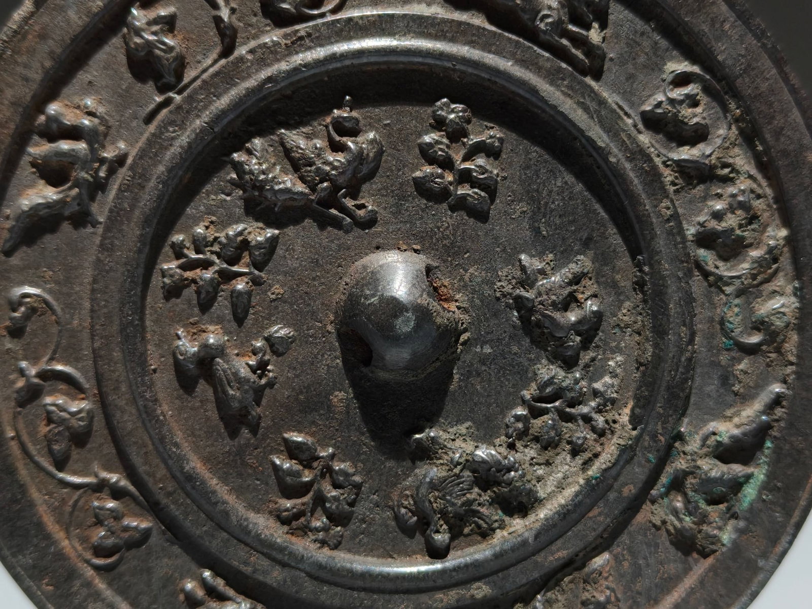 An Archaic Bronze Flower Pattern Mirror - 3