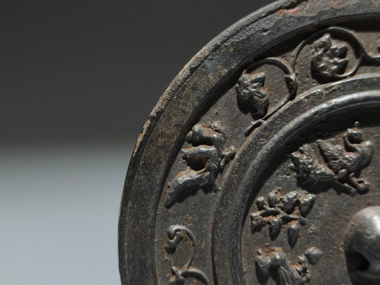 An Archaic Bronze Flower Pattern Mirror - 4