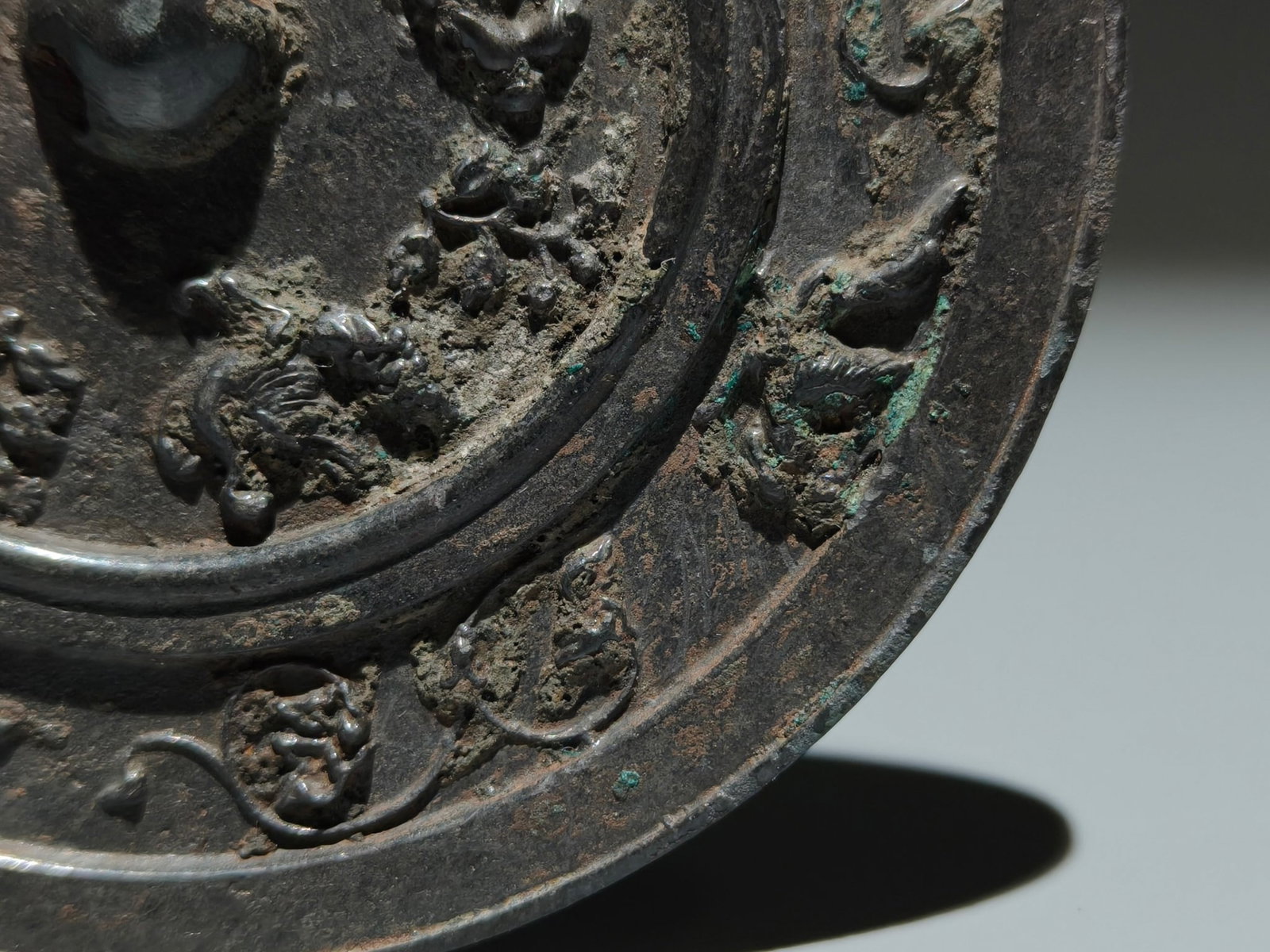An Archaic Bronze Flower Pattern Mirror - 5