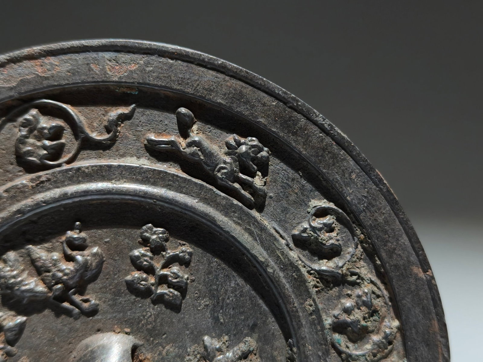 An Archaic Bronze Flower Pattern Mirror - 6