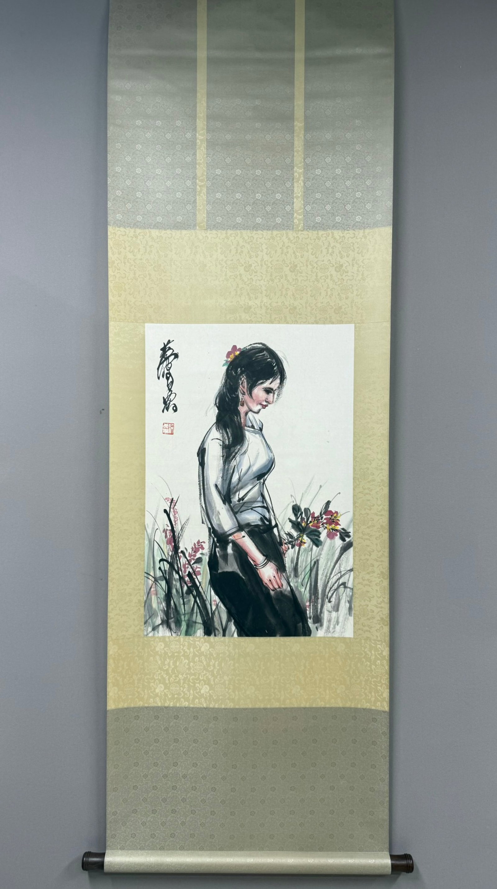 A Chinese Vertical Scroll Ink Painting of Woman on Paper,Huang Zhou: A Chinese Vertical Scroll Ink Painting of Woman on Paper,Huang Zhou,Size:26.8inx17.7in 一幅中国水墨仕女图立轴,黄胄