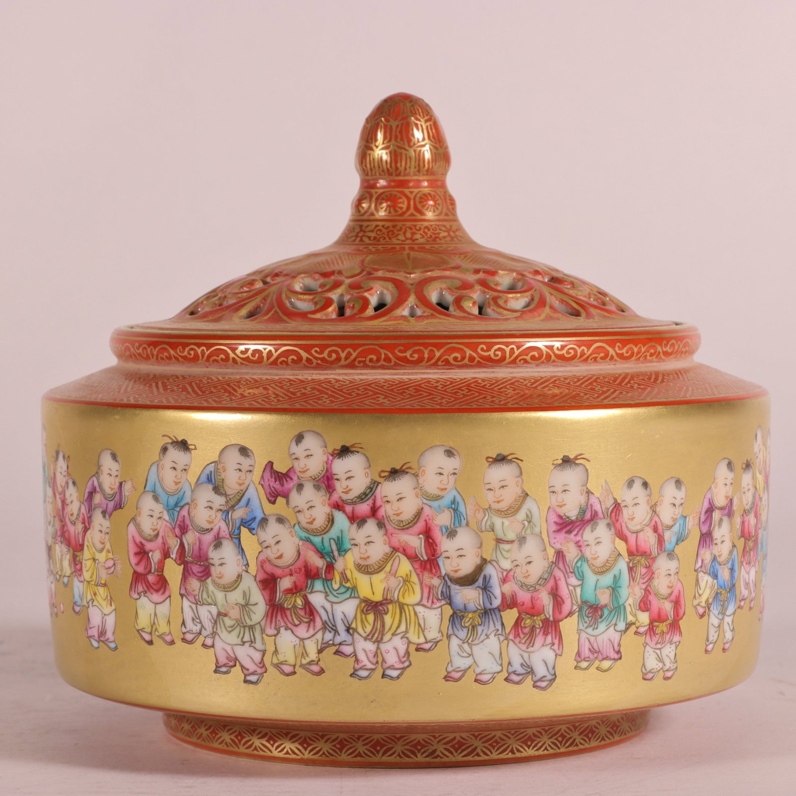 An Exquisite Enamel Gold Ground Figure Pattern Censer: An Exquisite Enamel Gold Ground Figure Pattern Censer,Qing Dynasty, China,Qianlong Four-character Mark,Size:3.9inx4.3in 珐琅彩金地人物纹香薰