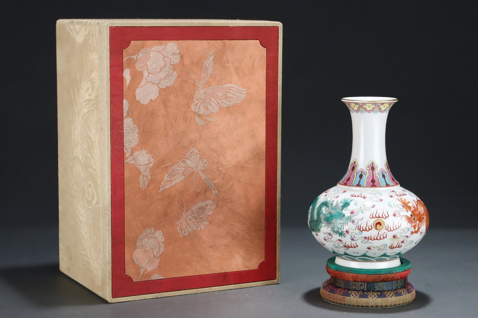 An Exquisite Famille-Rose Painted Gold Auspicious Cloud and Dragon Pattern Vase: An Exquisite Famille-Rose Painted Gold Auspicious Cloud and Dragon Pattern Vase,Qing Dynasty,China,Qianlong Six-character Mark,Size:8inx5.8in 粉彩描金祥云龙&#