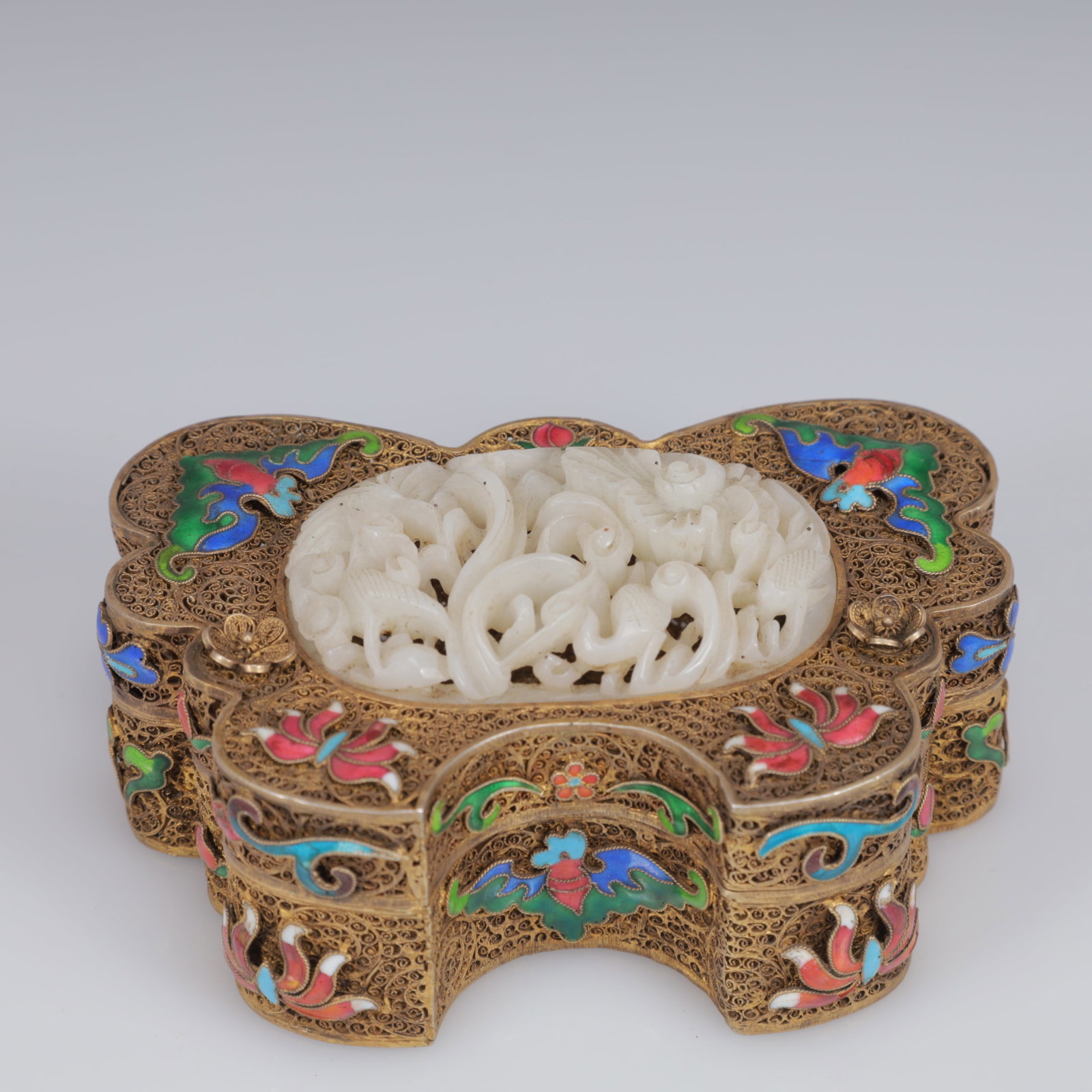 An Exquisite Filigree and Gilding Inlaid White Jade Butterfly Box,Inlaid Gems: An Exquisite Filigree and Gilding Inlaid White Jade Butterfly Box,Inlaid Gems,Qing Dynasty, China,Qianlong Four-Character Mark,Size:5.5inx3.9inx2in,Weight:300g 花丝鎏金嵌