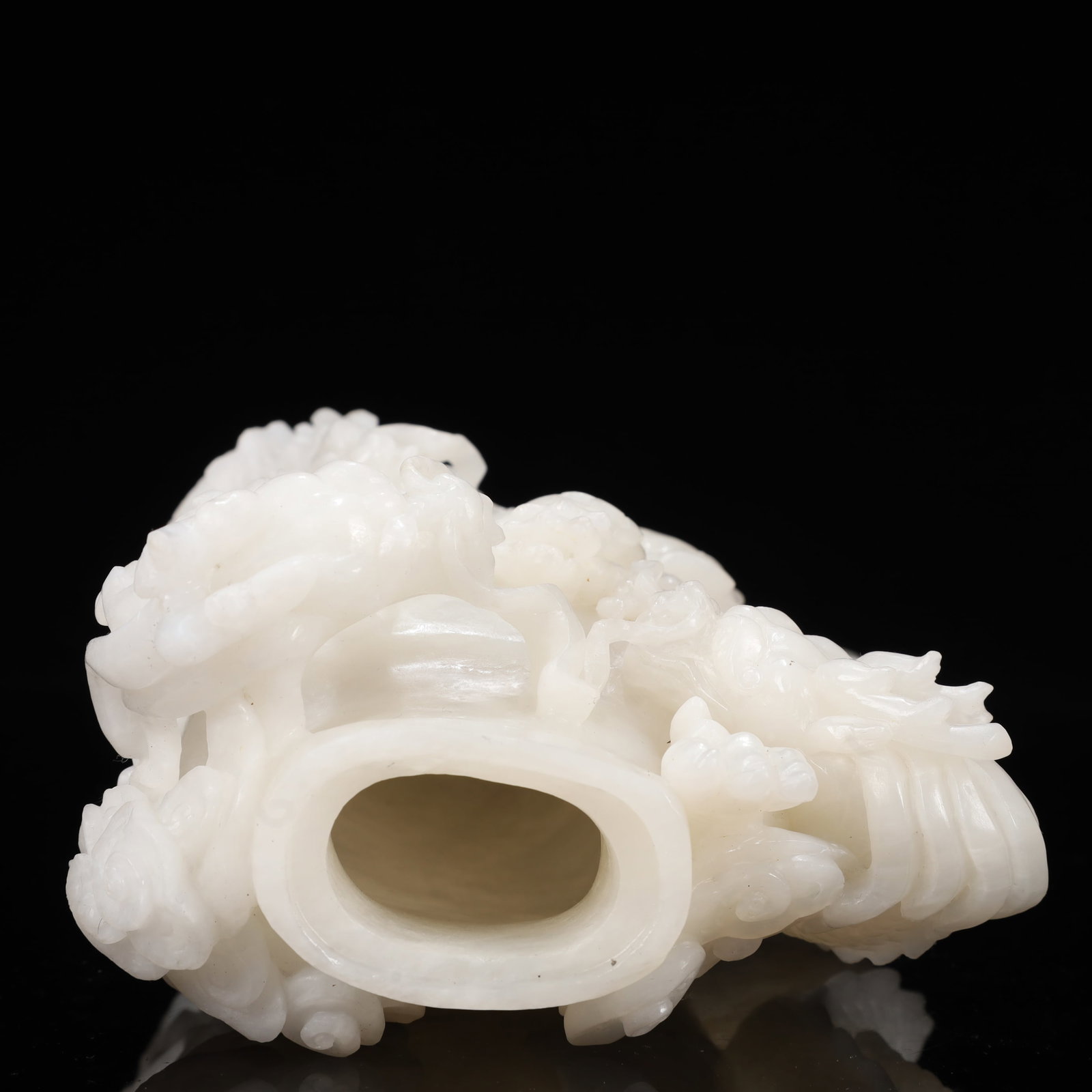 A Rare White Jade Auspicious Cloud and Dragon Pattern Bottle - 12