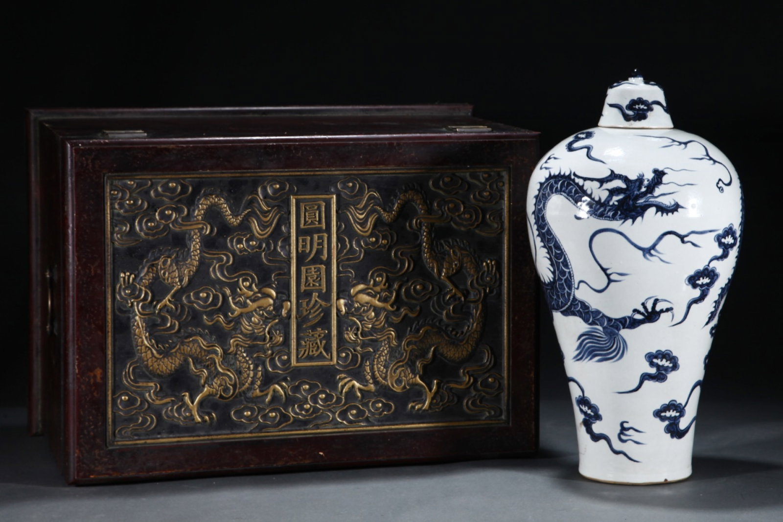 A Huge Blue and White Auspicious Cloud and Dragon Pattern Bottle: A Huge Blue and White Auspicious Cloud and Dragon Pattern Bottle,Yuan Dynasty,China,Size:18.3inx9.6in 青花祥云龙纹盖瓶,中国元代
