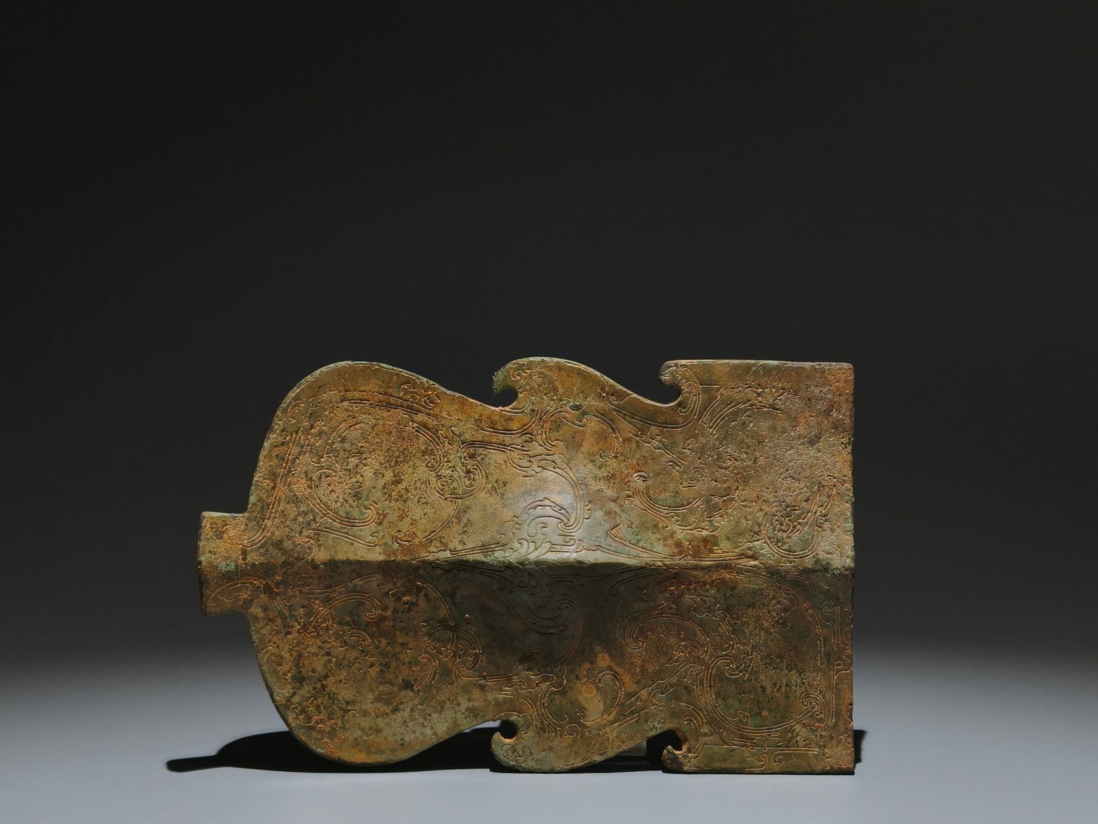 An Archaic Bronze Phoenix Pattern Shield - 4
