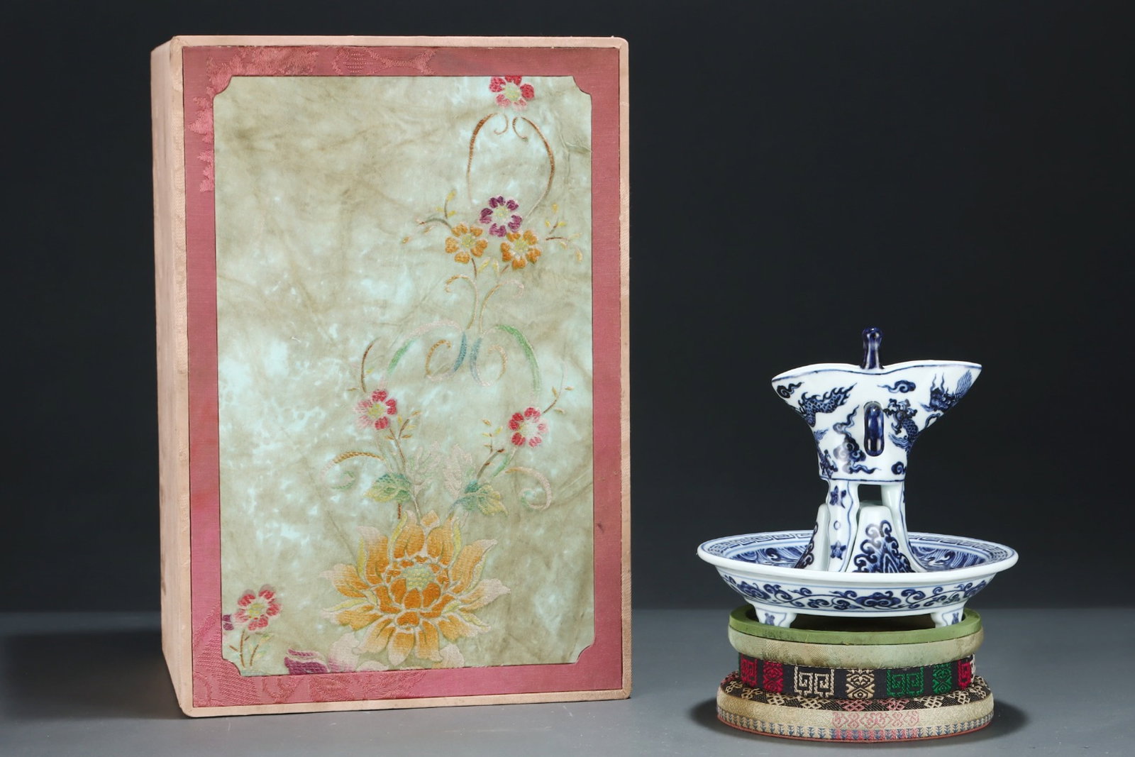 An Exquisite Blue and White Seawater Dragon Pattern Double-Ears Tripod Goblet,With Tray: An Exquisite Blue and White Seawater Dragon Pattern Double-Ears Tripod Goblet,With Tray,Ming Dynasty,China,Xuande Six-character Mark,Size:6.5inx7.1in 青花海水龙纹&#