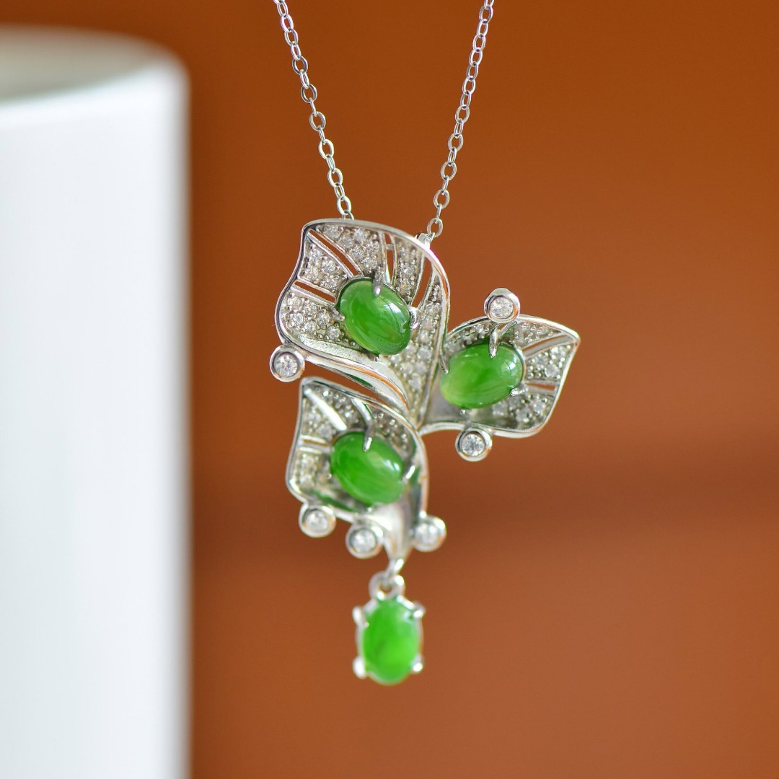 An Exquisite Sterling Silver Inlaid Jasper Pendant,Inlaid Diamonds: An Exquisite Sterling Silver Inlaid Jasper Pendant,Inlaid Diamonds,Size:5mmx7mm 纯银镶碧玉吊坠,嵌钻石