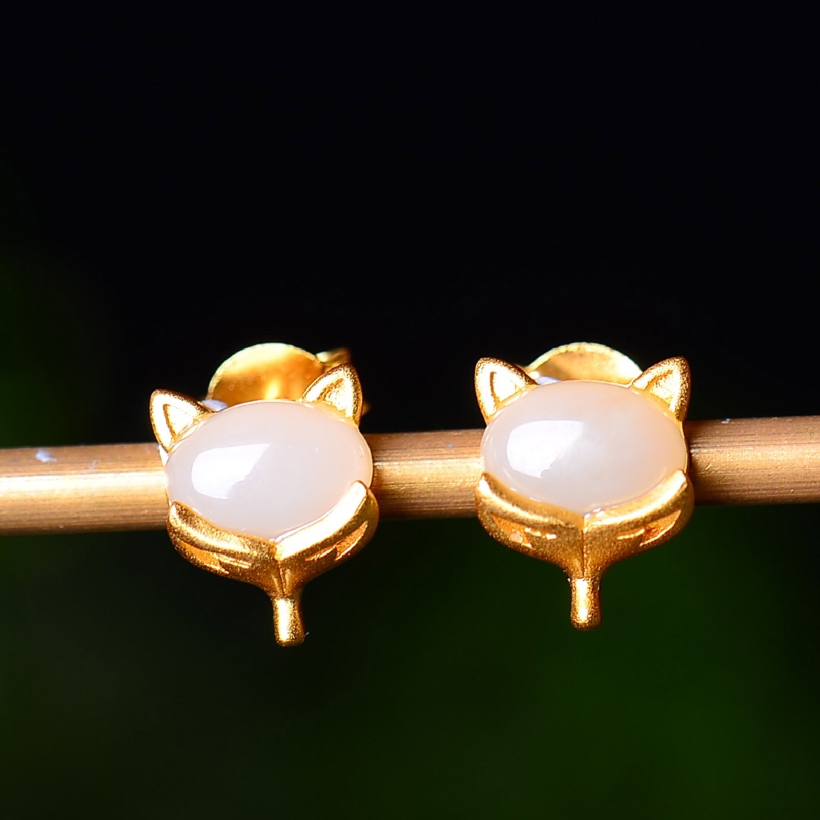 A Pair of Exquisite Sterling Silver-Gold Plated Inlaid White Jade Earrings: A Pair of Exquisite Sterling Silver-Gold Plated Inlaid White Jade Earrings,Size:5mmx7mm 一对纯银镀金镶白玉耳环