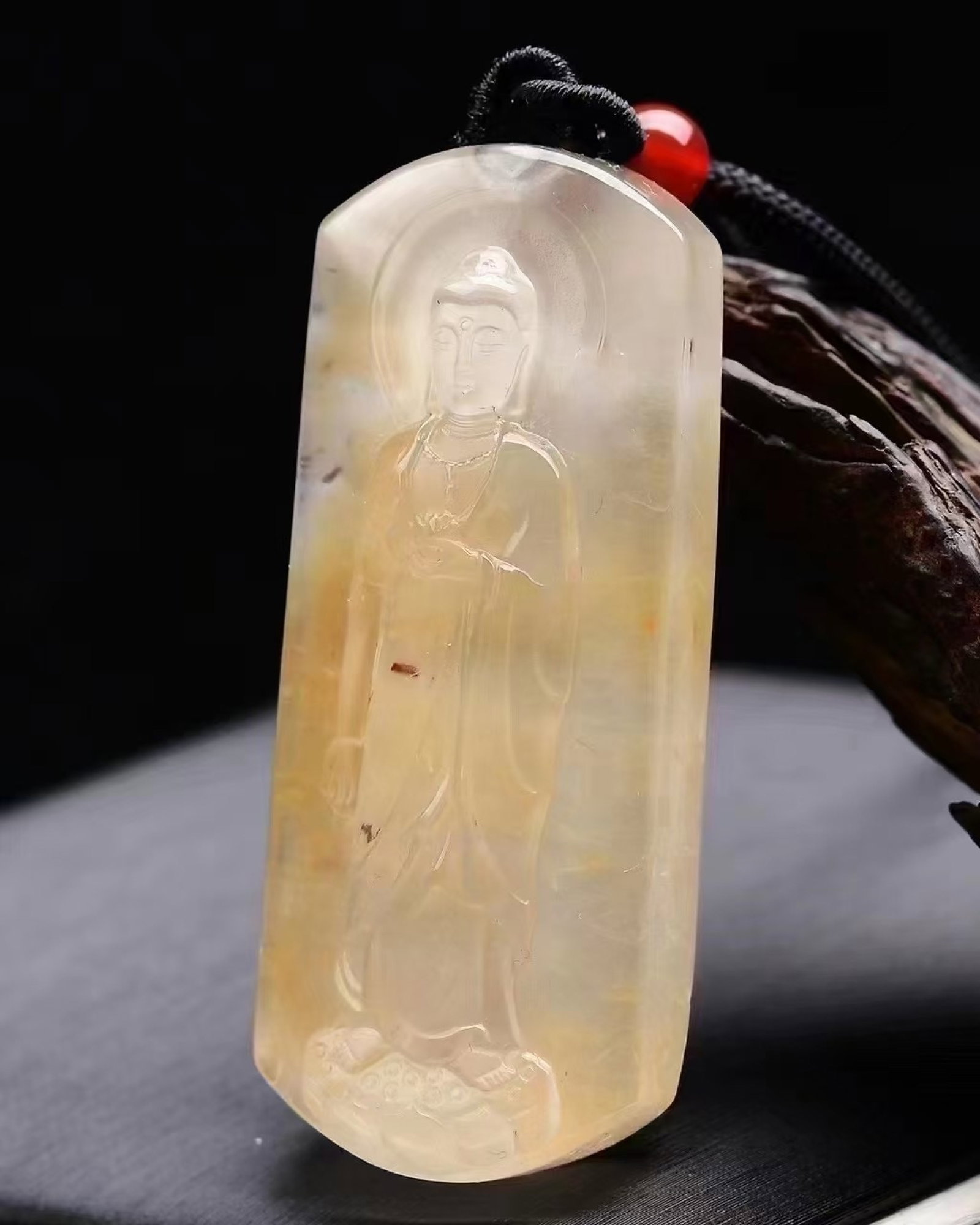 An Exquisite Crystal Statue of Mah?vairocana Pattern Pendant: An Exquisite Crystal Statue of Mahāvairocana Pattern Pendant,Size:56mmx23mmx13mm,Weight:30g 水晶大日如来像纹吊坠