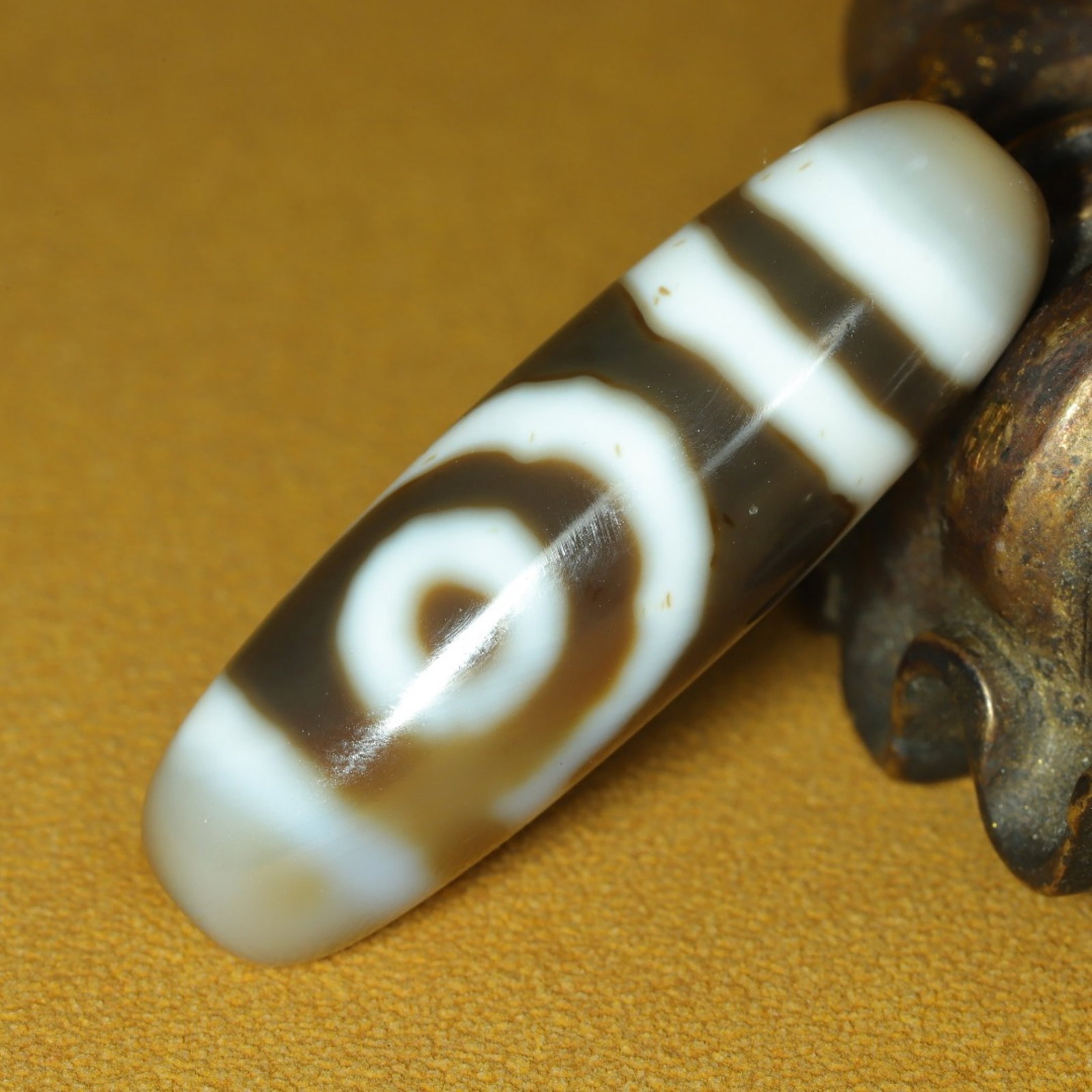 An Exquisite Two Eyes Dzi Bead Pendant: An Exquisite Two Eyes Dzi Bead Pendant，Size：38mmx12mm，Weight：8g 两眼天珠挂件