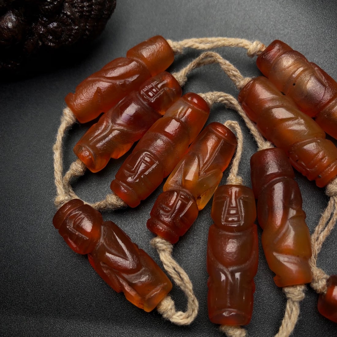 An Exquisite Agate Necklace - 8