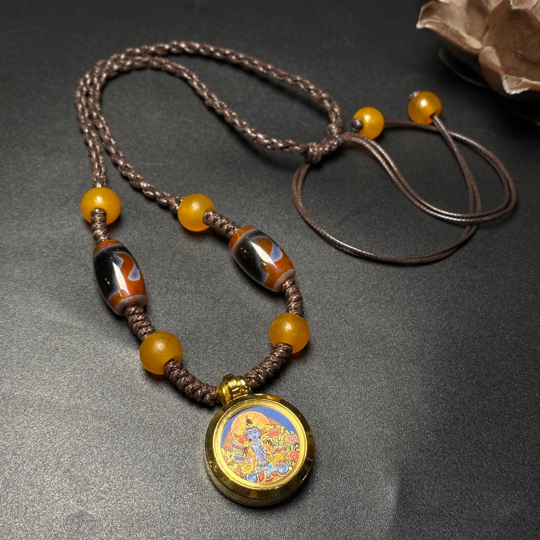 An Exquisite Sterling Silver-Gold Plated Tara Dzi Bead Necklace: An Exquisite Sterling Silver-Gold Plated Tara Dzi Bead Necklace,Size:(Tangka)24mmx7mm,(Dzi Bead)19mmx11mm 纯银镀金度母像天珠项链
